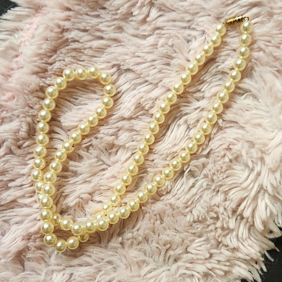 Jewelry - Rich Looking 24" Strand of Pearls